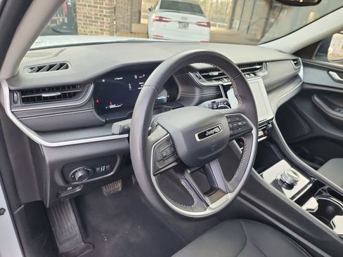 Used 2023 Jeep Grand Cherokee L Laredo image 11