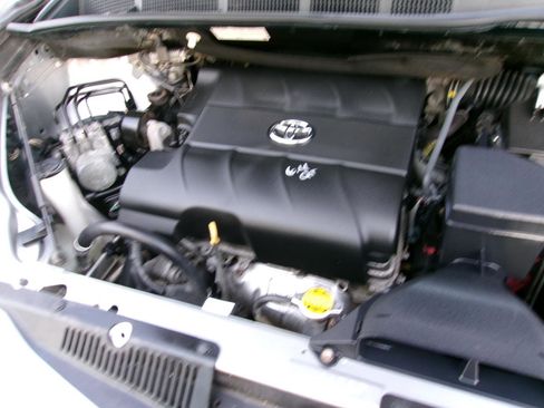 Used 2016 Toyota Sienna XLE w/ XLE Navigation Package image 14