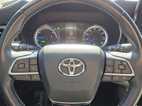 Used 2021 Toyota Highlander LE image 11