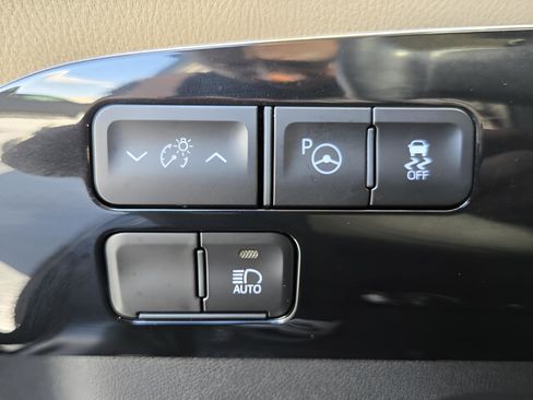 Used 2019 Toyota Prius XLE image 31