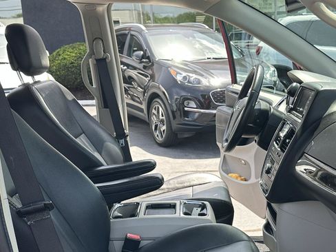 Used 2016 Chrysler Town & Country Touring w/ Driver Convenience Group FWD image 51