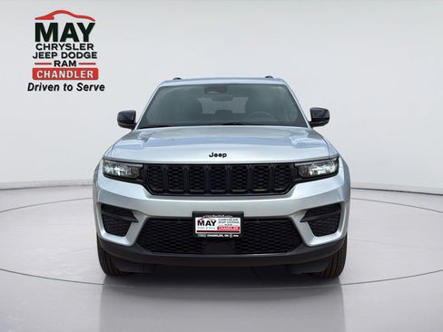 Used 2025 Jeep Grand Cherokee Altitude AWD/4WD image 2