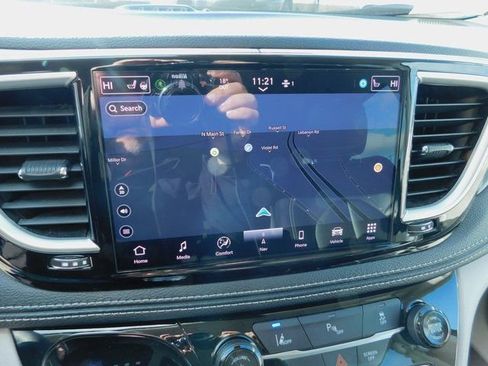 Used 2024 Chrysler Pacifica Select image 15