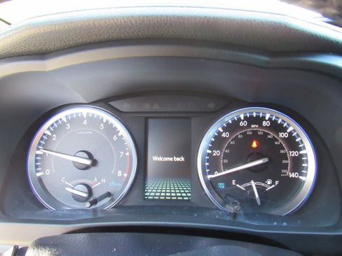 Used 2019 Toyota Highlander SE FWD image 25