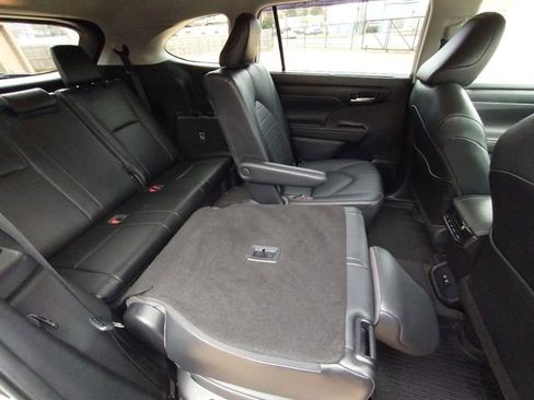 Used 2020 Toyota Highlander XLE image 78