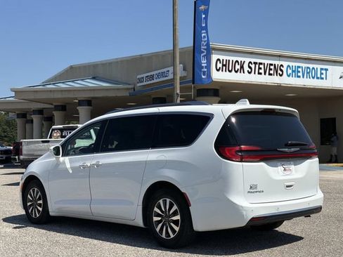 Used 2021 Chrysler Pacifica Touring-L FWD image 9