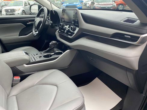 Used 2020 Toyota Highlander XLE AWD/4WD image 26