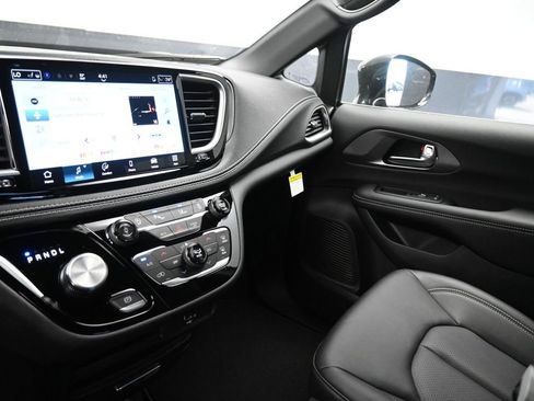 New 2026 Chrysler Pacifica Select image 22