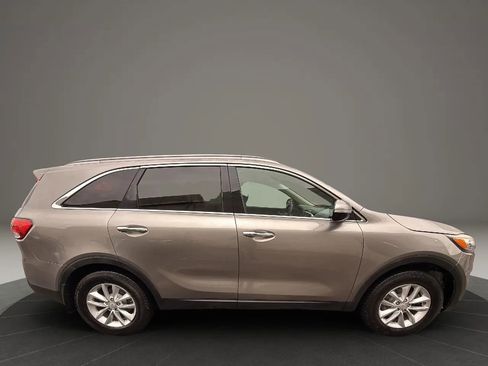 Used 2017 Kia Sorento LX image 4