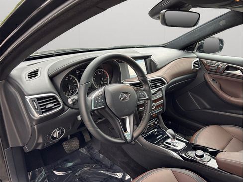 Used 2017 INFINITI QX30 Premium w/ Technology Package AWD/4WD image 6