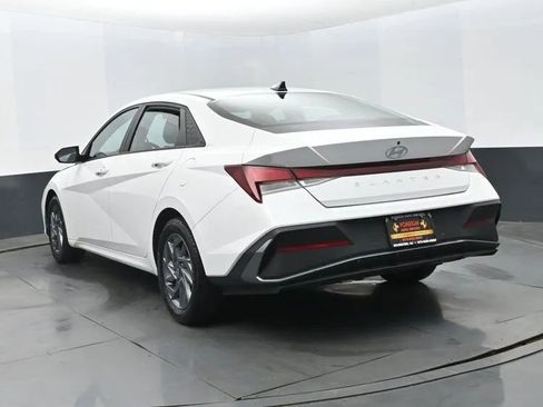 Used 2024 Hyundai Elantra SEL FWD image 9