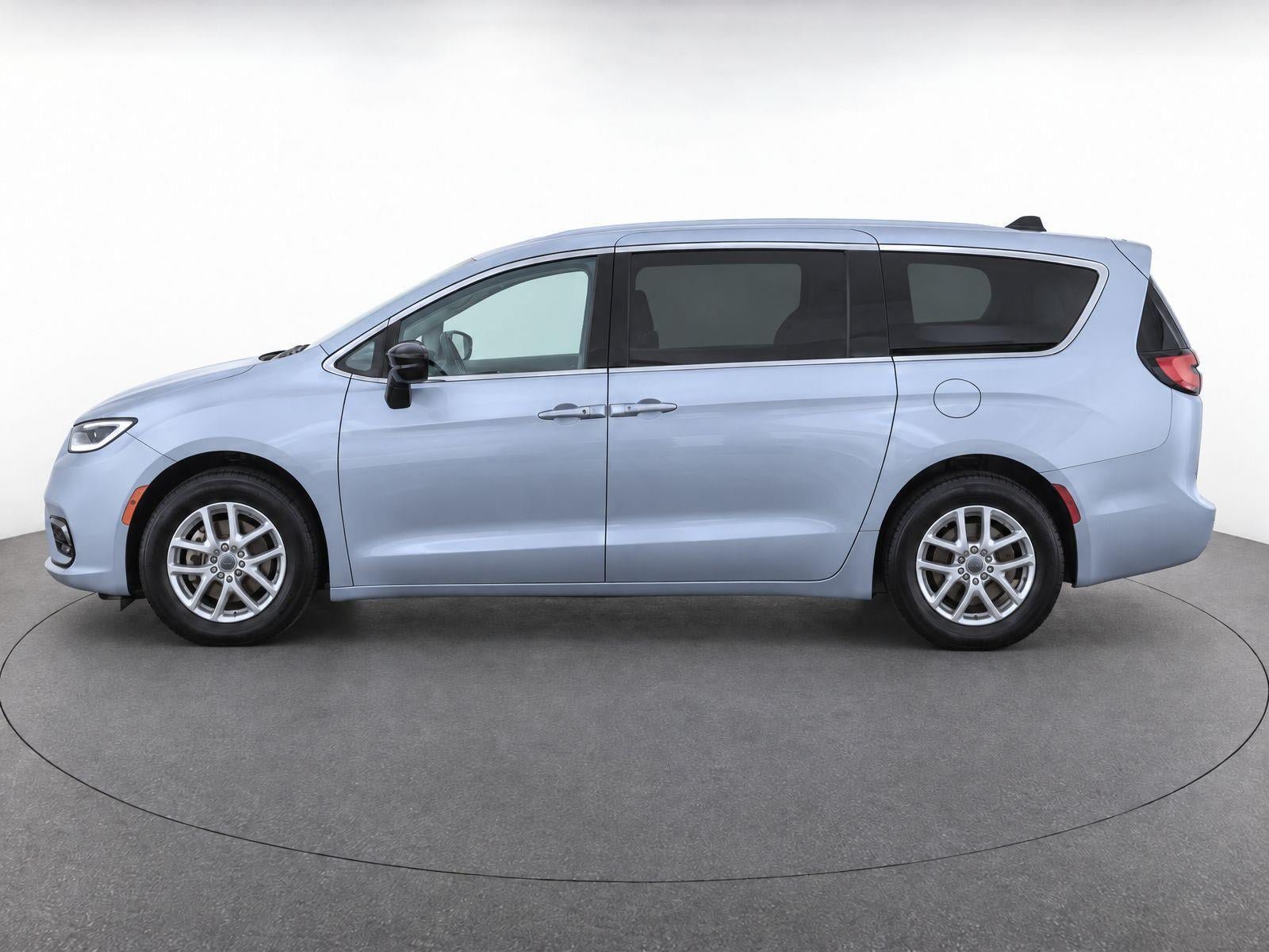 Used 2024 Chrysler Pacifica Touring-L FWD image 6