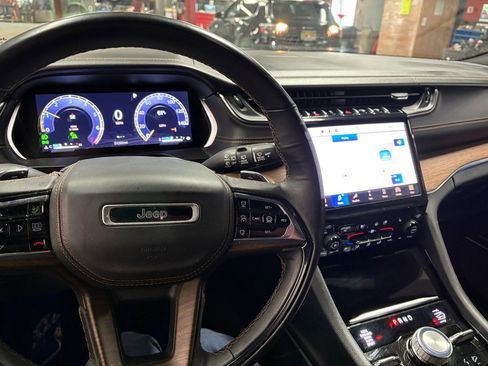Used 2022 Jeep Grand Cherokee L Summit w/ Advanced Protech Group IV AWD/4WD image 2