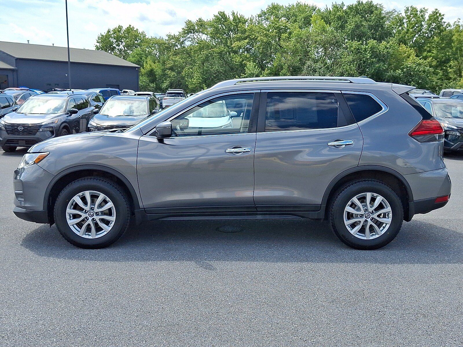 Used 2017 Nissan Rogue SV AWD/4WD image 4