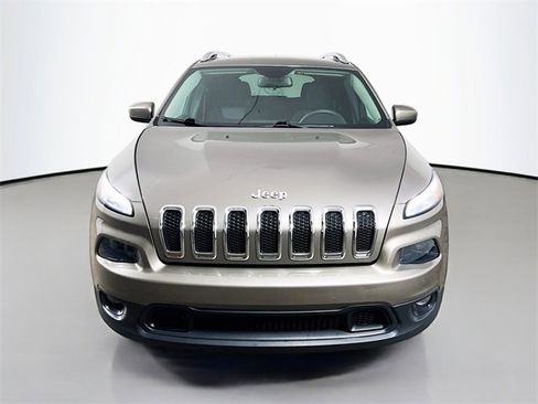 Used 2018 Jeep Cherokee Latitude image 2