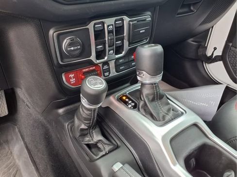 Used 2025 Jeep Wrangler Unlimited Rubicon AWD/4WD image 27