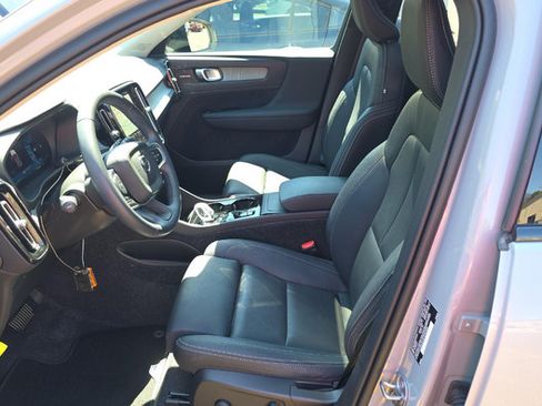 Used 2025 Volvo XC40 B5 Ultra AWD/4WD image 4