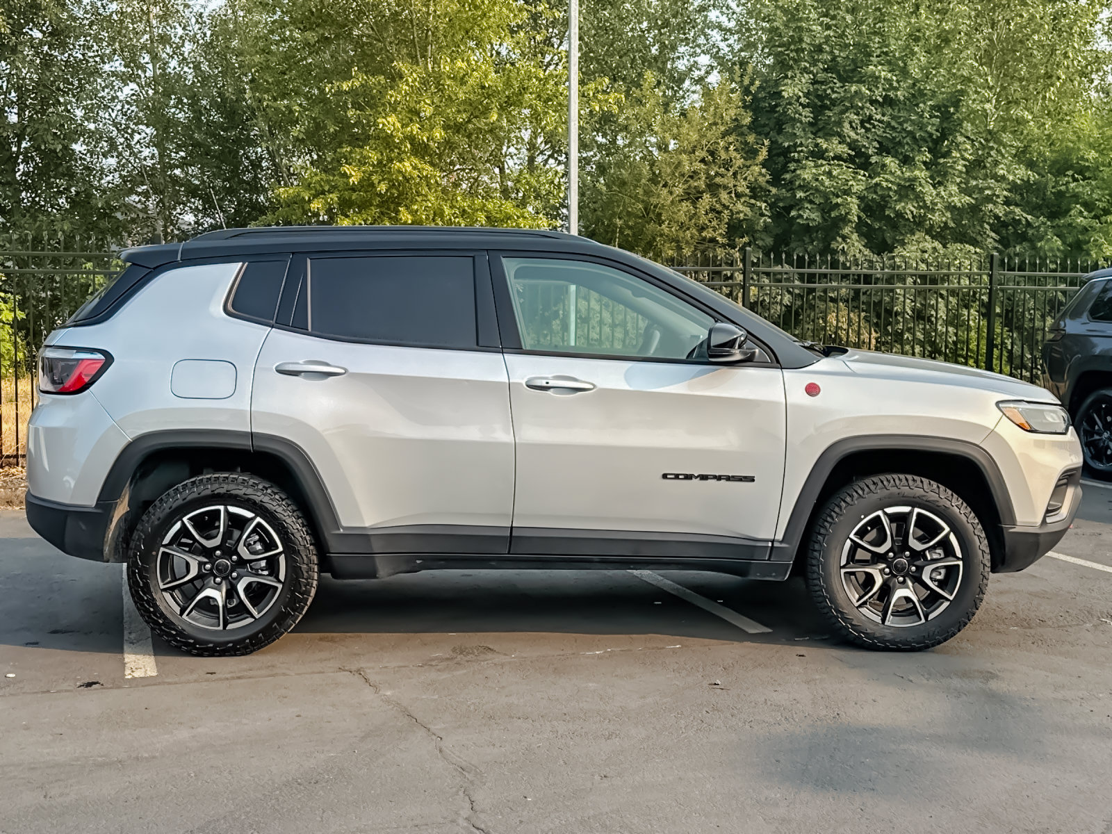 Used 2025 Jeep Compass Trailhawk AWD/4WD image 2