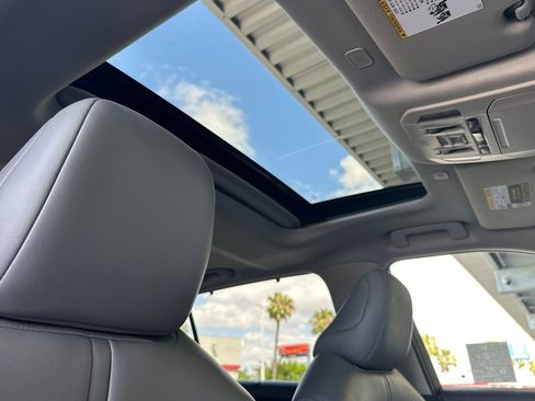 Used 2023 Toyota Highlander XLE AWD/4WD image 17
