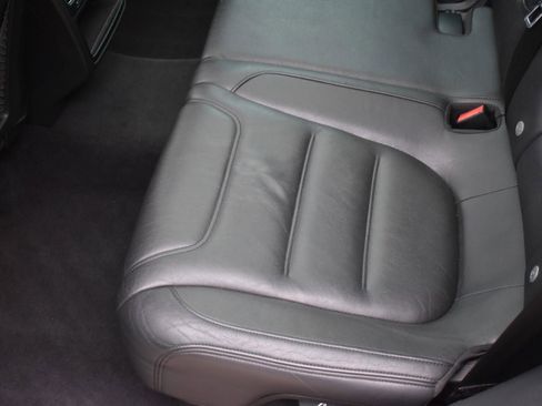 Used 2012 Volkswagen Touareg Sport image 28