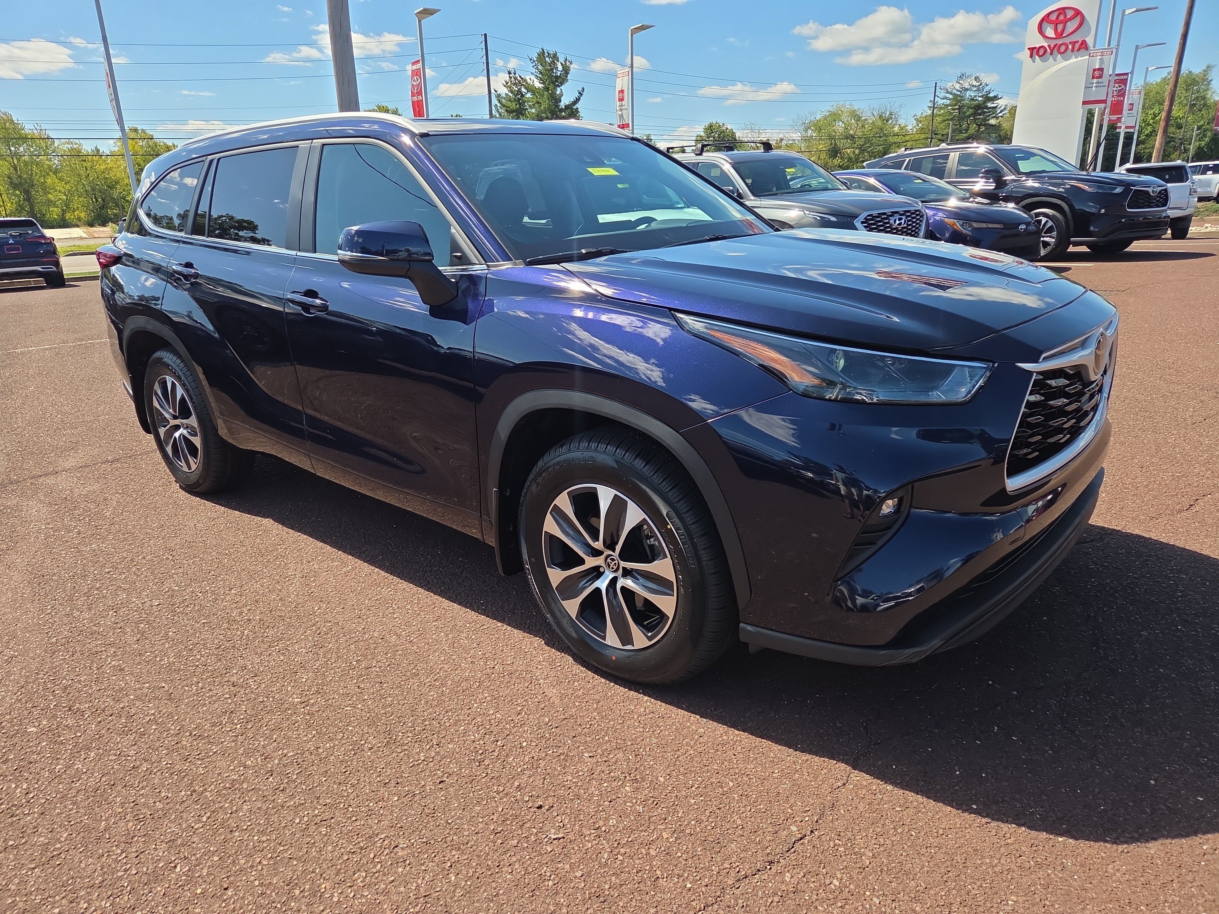Used 2023 Toyota Highlander XLE AWD/4WD image 1
