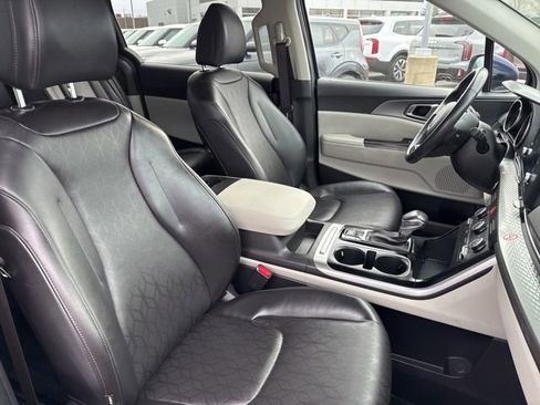 Used 2024 Kia Carnival LX FWD image 43