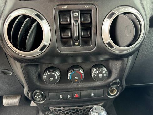 Used 2013 Jeep Wrangler Unlimited Sahara w/ Connectivity Group AWD/4WD image 31