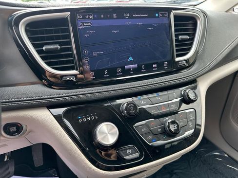 Used 2024 Chrysler Pacifica Select image 13