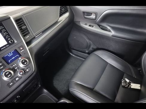 Used 2019 Toyota Sienna SE Premium FWD image 15