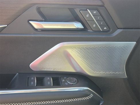 Used 2025 GMC Acadia Denali w/ Super Cruise Package image 27