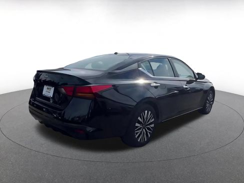 Used 2025 Nissan Altima 2.5 SV FWD image 12