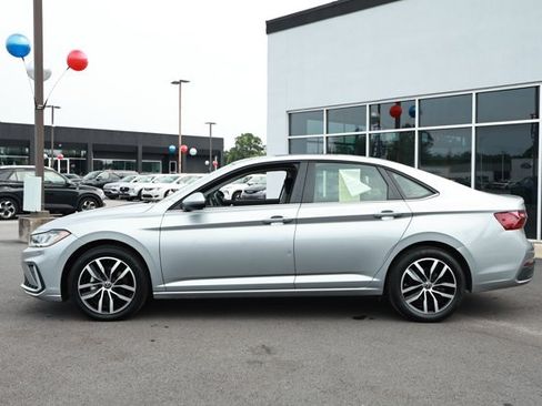 Used 2025 Volkswagen Jetta SE FWD image 9