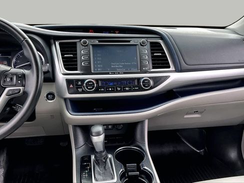 Used 2018 Toyota Highlander XLE FWD image 7