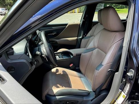Used 2025 Lexus ES 300h w/ Technology Package FWD image 2