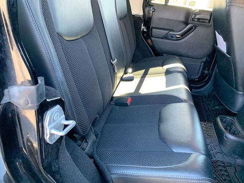 Used 2017 Jeep Wrangler Unlimited Sahara image 22