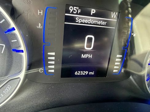 Used 2019 Chrysler Pacifica Touring-L FWD image 4