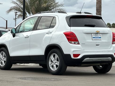 Used 2022 Chevrolet Trax LT w/ LT Convenience Package image 6