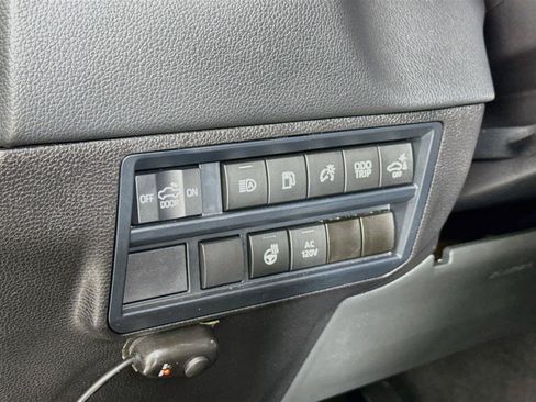 Used 2025 Toyota Tundra Limited AWD/4WD image 16