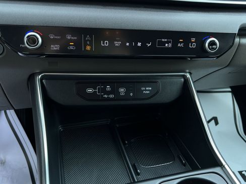 Used 2025 Kia Carnival EX FWD image 33