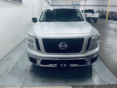 Used 2019 Nissan Titan SV w/ SV Convenience Package RWD image 2