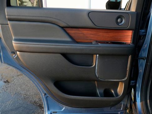 Used 2019 Lincoln Navigator Select image 32