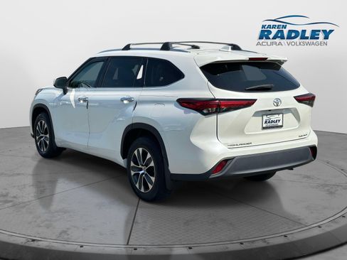 Used 2021 Toyota Highlander XLE AWD/4WD image 4