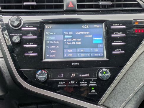 Used 2020 Toyota Camry SE image 18