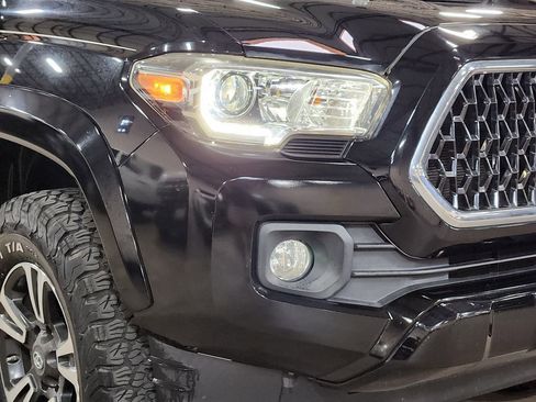 Used 2018 Toyota Tacoma TRD Sport w/ Technology Package image 13