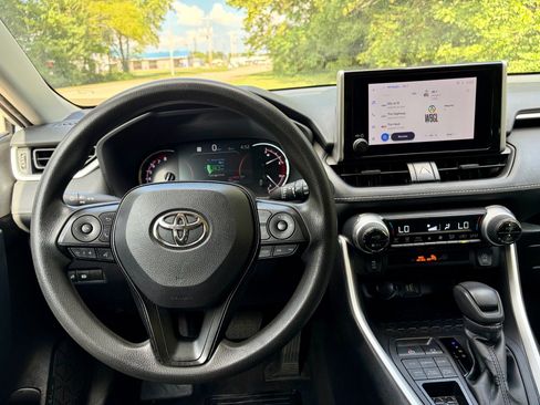 Used 2024 Toyota RAV4 XLE AWD/4WD image 2