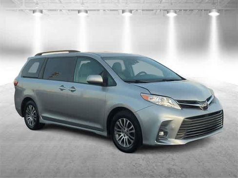 Used 2020 Toyota Sienna XLE image 2