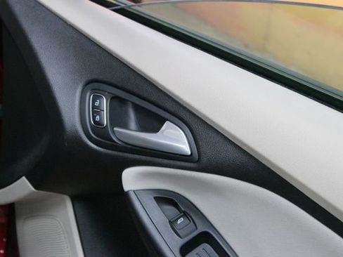 Used 2015 Ford Focus SE w/ SE Sport Package FWD image 11