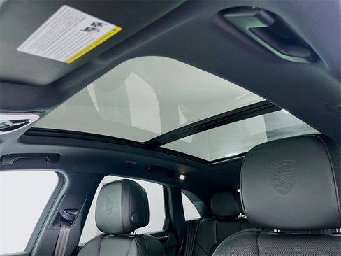 Certified 2025 Porsche Macan image 19