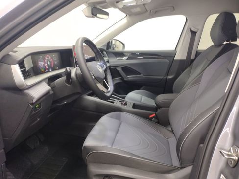 Used 2025 Volkswagen Tiguan SE FWD image 20