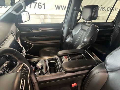 Used 2023 Jeep Wagoneer 4WD w/ Convenience Group I image 18